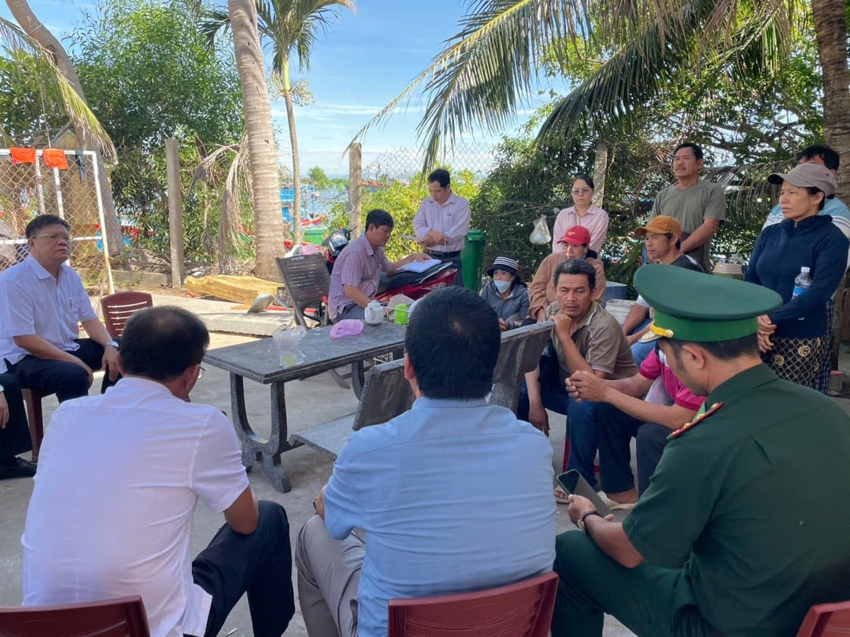 Ông Võ Văn Trịnh (ngoài cùng bìa trái), Chủ tịch UBND xã Cát Tiến cùng đại diện các ban, ngành, đoàn thể thăm hỏi, động viên các hộ ngư dân có tàu cá bị cháy. Ảnh: V.Đ.T.