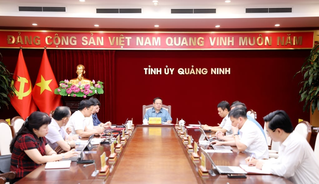 Nghị quyết Đại hội Đảng bộ tỉnh Quảng Ninh lần thứ XVI xác định rất rõ quan điểm phát triển: lấy biển làm không gian phát triển chiến lược; phát triển kinh tế biển toàn diện, hiện đại, xanh và bền vững; kết hợp chặt chẽ giữa phát triển kinh tế với bảo vệ môi trường, bảo đảm quốc phòng, an ninh và chủ quyền biển đảo. Ảnh: Thu Chung.