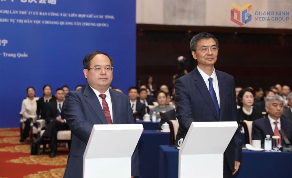 Ông Quản Minh Cường, Bí thư Tỉnh ủy Quảng Ninh (Việt Nam) và ông Trần Cương, Bí thư Khu ủy Khu tự trị dân tộc Choang Quảng Tây (Trung Quốc) ấn nút khởi động xây dựng Cửa khẩu thông minh Móng Cái - Đông Hưng trong khuôn khổ Chương trình gặp gỡ đầu Xuân năm 2026. Ảnh: Đỗ Phương.