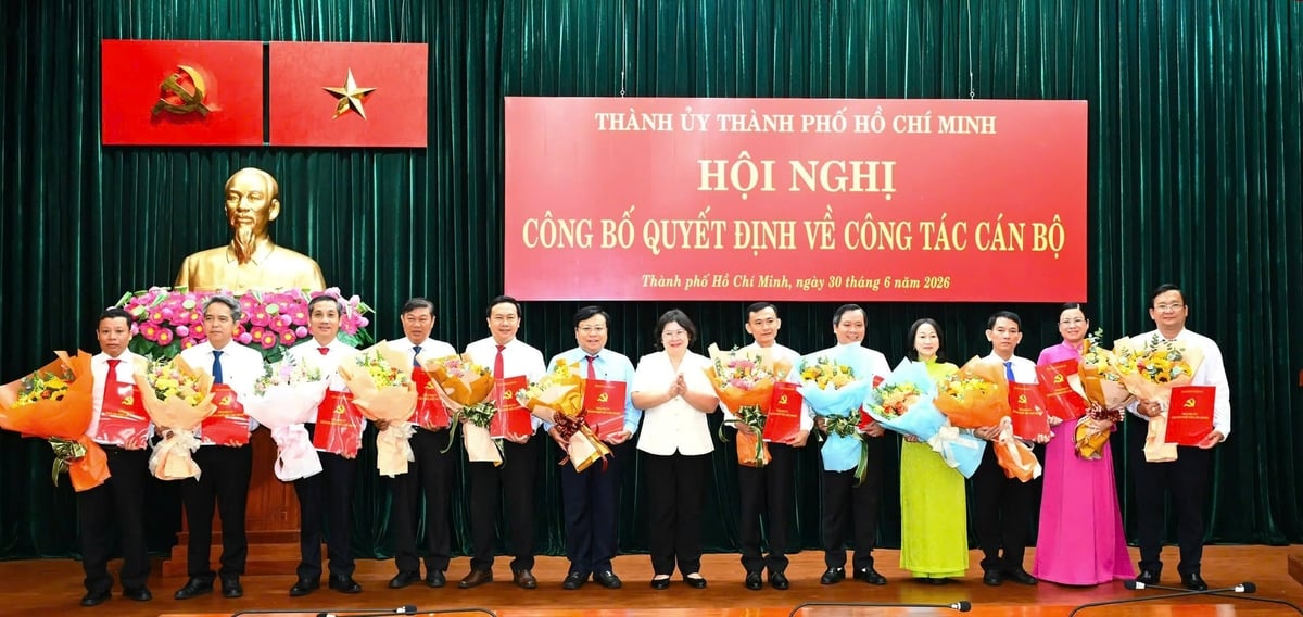 Phó Bí thư Thành ủy TP.HCM Văn Thị Bạch Tuyết trao quyết định điều động 12 cán bộ các sở, ban ngành về nhận công tác tại các phường, xã. Ảnh: Việt Dũng.