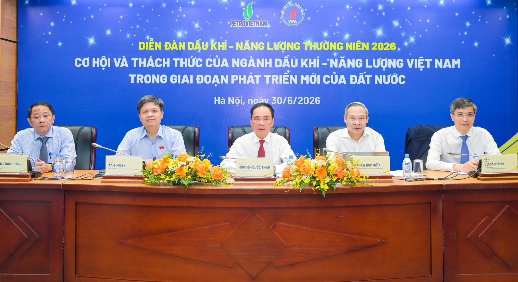 Phó Chủ nhiệm Ủy ban Khoa học, Công nghệ và Môi trường của Quốc hội Tạ Đình Thi; Ủy viên Thường trực Ủy ban Kinh tế và Tài chính của Quốc hội Phan Đức Hiếu; Chủ tịch Hội Dầu khí Việt Nam Nguyễn Quốc Thập; Phó Vụ trưởng Vụ Dầu khí và Than (Bộ Công Thương) Trần Thanh Tùng; Phó Tổng giám đốc Petrovietnam Vũ Đào Minh đồng chủ trì Diễn đàn. Ảnh: Hồng Thắm.