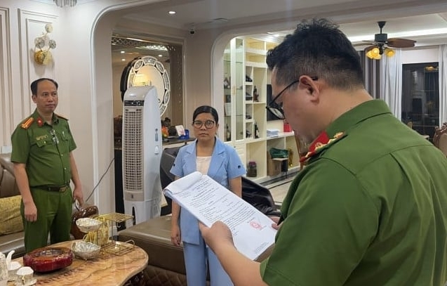 Cơ quan Cảnh sát điều tra (Công an thành phố Hà Nội) đọc lệnh bắt khẩn cấp với Nguyễn Thị Khuyên. Ảnh: Công an thành phố Hà Nội
