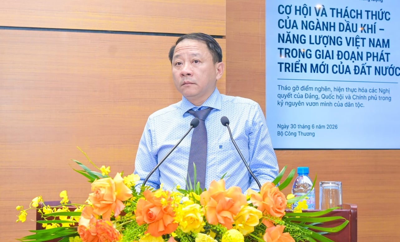Ông Trần Thanh Tùng, Phó Vụ trưởng Vụ Dầu khí và Than (Bộ Công Thương) cho rằng, thể chế phải thực sự trở thành lợi thế cạnh tranh, giúp khơi thông các 'điểm nghẽn' pháp lý để thu hút đầu tư vào các dự án năng lượng và thúc đẩy các loại hình năng lượng mới. Ảnh: Hồng Thắm.