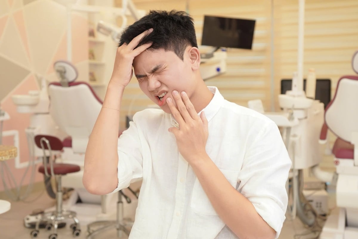 Đặc trưng của viêm tủy là các cơn đau tự phát, kéo dài, thường trở nên dữ dội hơn vào ban đêm và có thể ảnh hưởng đáng kể đến sinh hoạt hằng ngày, giấc ngủ cũng như tâm lý của người bệnh. Ảnh: VTNN.