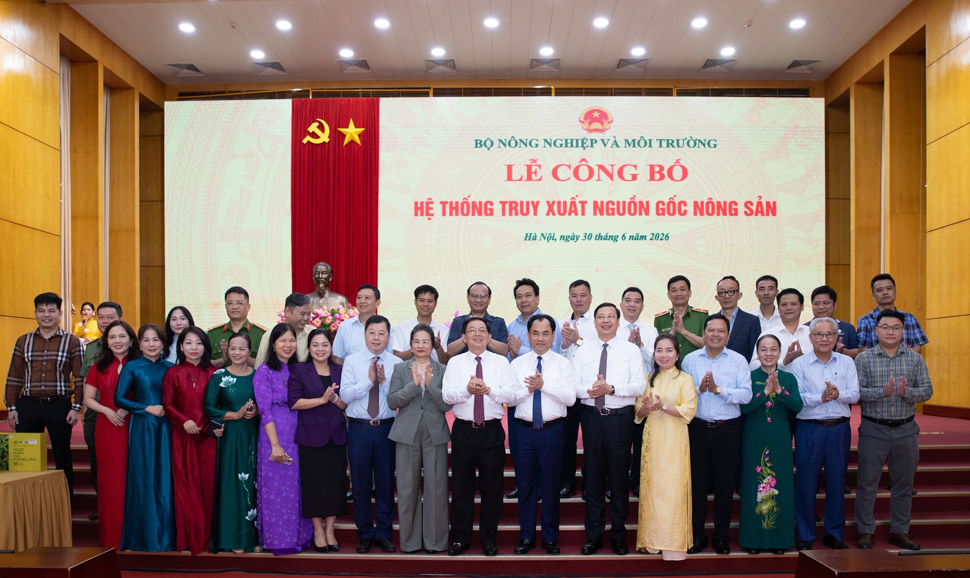 Phó Thủ tướng Chính phủ Hồ Quốc Dũng chụp ảnh lưu niệm với các đại biểu tại buổi công bố Hệ thống truy xuất nguồn gốc nông sản, chính thức đưa hệ thống vào vận hành trên phạm vi toàn quốc. Ảnh: Khương Trung. Phó Thủ tướng Chính phủ Hồ Quốc Dũng chụp ảnh lưu niệm với các đại biểu tại buổi công bố Hệ thống truy xuất nguồn gốc nông sản, chính thức đưa hệ thống vào vận hành trên phạm vi toàn quốc. Ảnh: Khương Trung.
