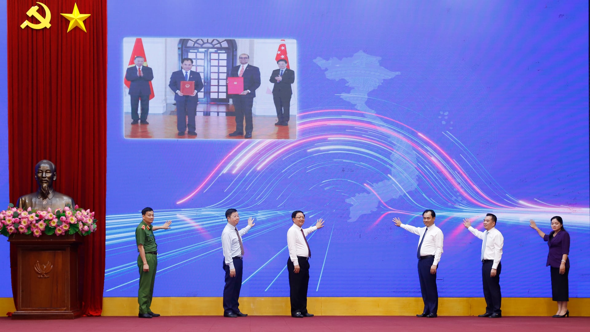 Các đại biểu thực hiện nghi thức bấm nút chính thức vận hành Hệ thống truy xuất nguồn gốc nông sản, đánh dấu việc đưa hệ thống vào hoạt động trên phạm vi toàn quốc. Ảnh: Khương Trung. Các đại biểu thực hiện nghi thức bấm nút chính thức vận hành Hệ thống truy xuất nguồn gốc nông sản, đánh dấu việc đưa hệ thống vào hoạt động trên phạm vi toàn quốc. Ảnh: Khương Trung.