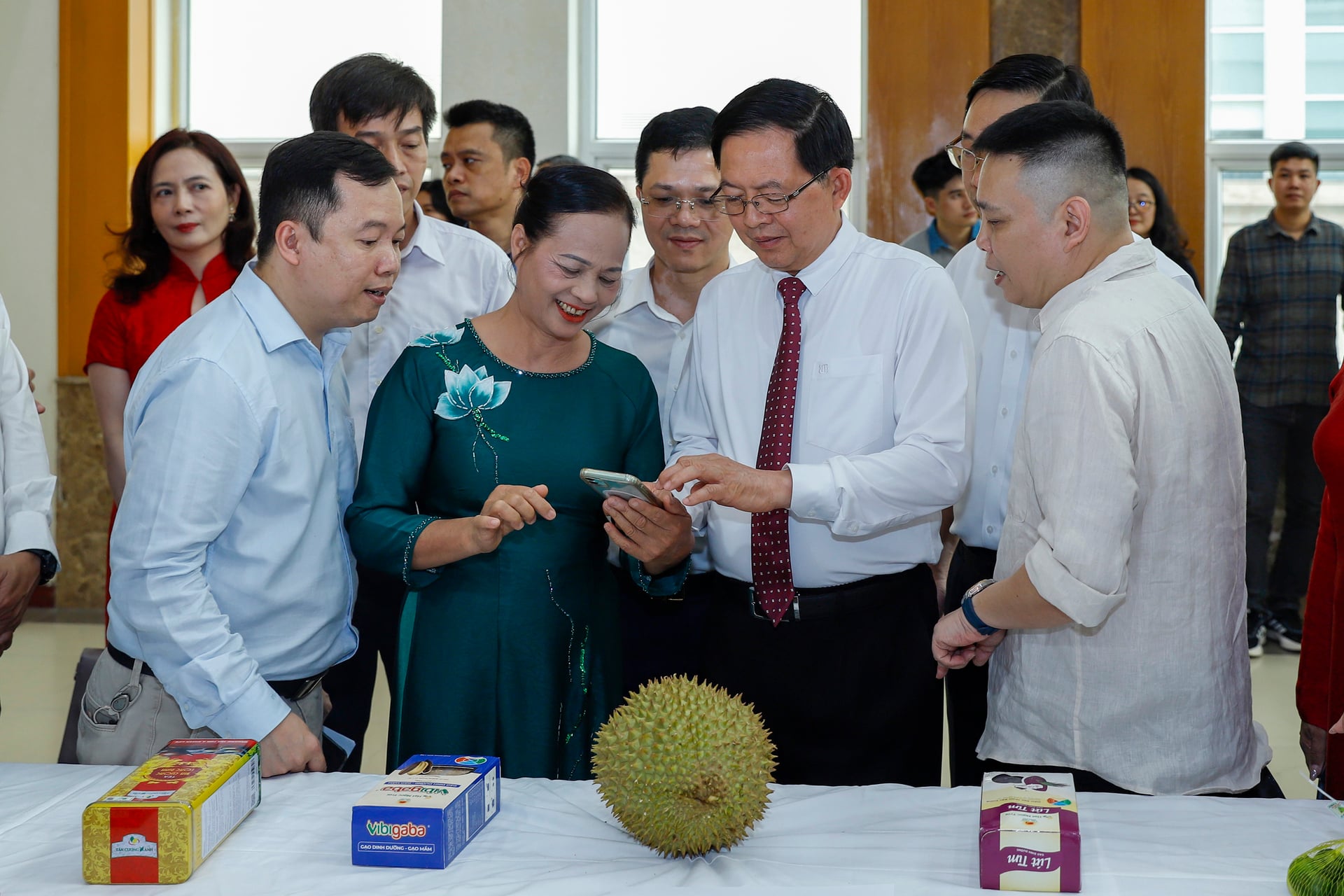 Phó Thủ tướng Hồ Quốc Dũng trải nghiệm Hệ thống truy xuất nguồn gốc nông, lâm, thủy sản bên lề sự kiện. Ảnh: Khương Trung. Phó Thủ tướng Hồ Quốc Dũng trải nghiệm Hệ thống truy xuất nguồn gốc nông, lâm, thủy sản bên lề sự kiện. Ảnh: Khương Trung.