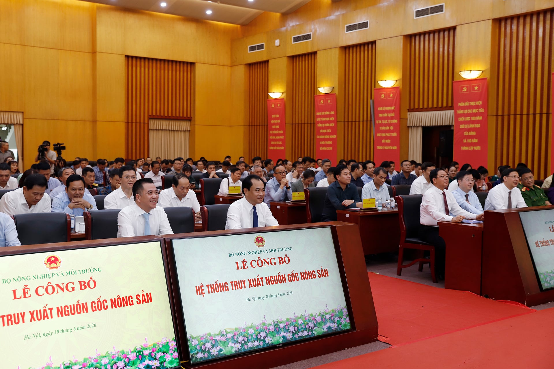 Các đại biểu tham dự lễ công bố Hệ thống truy xuất nguồn gốc nông sản, chính thức đưa hệ thống vào vận hành trên phạm vi toàn quốc. Ảnh: Khương Trung. Các đại biểu tham dự lễ công bố Hệ thống truy xuất nguồn gốc nông sản, chính thức đưa hệ thống vào vận hành trên phạm vi toàn quốc. Ảnh: Khương Trung.