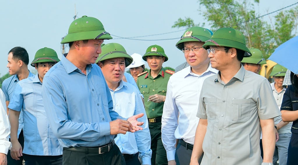 Bí thư Tỉnh ủy Ninh Bình Trần Huy Tuấn: Mọi chủ trương phát triển kinh tế biển cuối cùng đều phải hướng tới nâng cao đời sống nhân dân. Người dân ven biển không chỉ là đối tượng thụ hưởng mà còn là chủ thể của quá trình phát triển. Ảnh: NB.