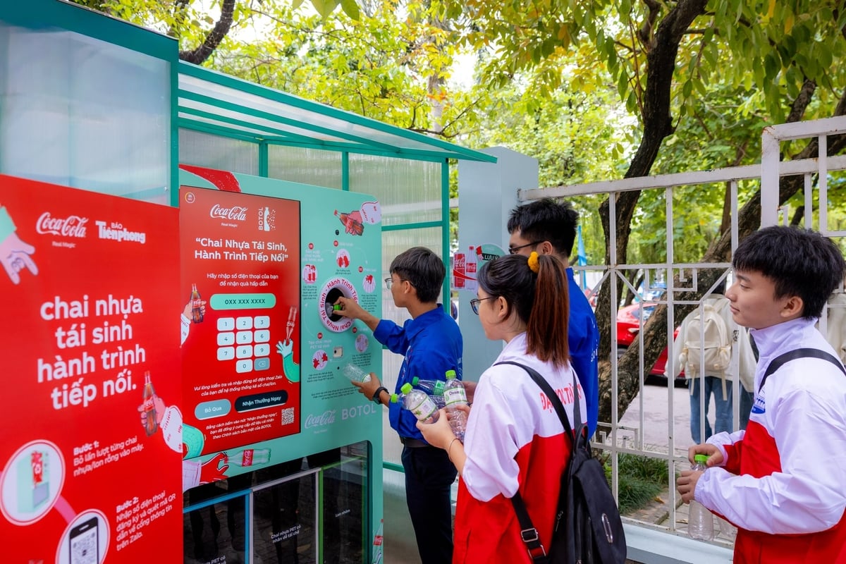 Các bạn trẻ háo hức tham gia vào hành trình tái sinh chai nhựa. Ảnh: Coca-Cola.