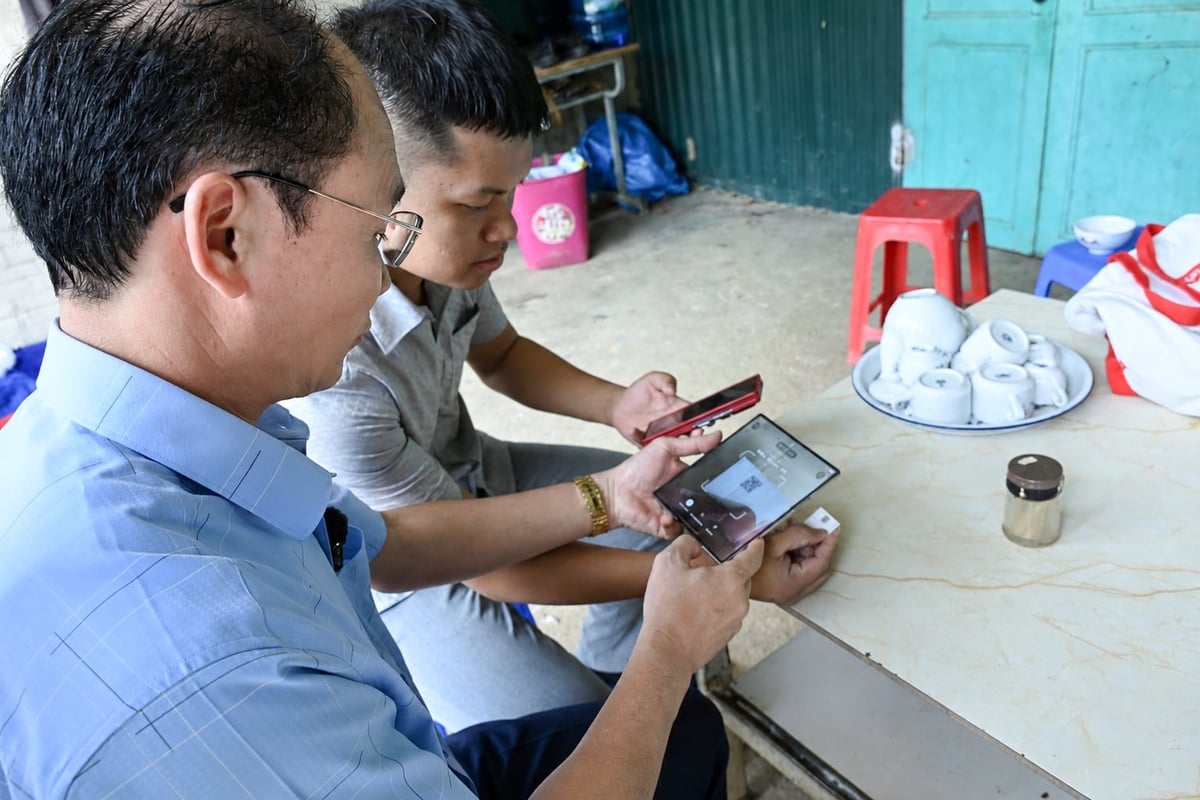 Việc ứng dụng công nghệ truy xuất nguồn gốc giúp cơ sở nuôi cá tầm tại Mường Phăng nâng cao tính minh bạch, từng bước xây dựng thương hiệu và tăng sức cạnh tranh trên thị trường. Ảnh: Mai Dũng.