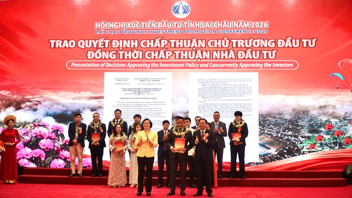Phó Thủ tướng Phạm Thị Thanh Trà cùng Bí thư Tỉnh ủy Lai Châu Lê Minh Ngân trao quyết định chủ trương đầu tư của các doanh nghiệp. Ảnh: Đức Bình.