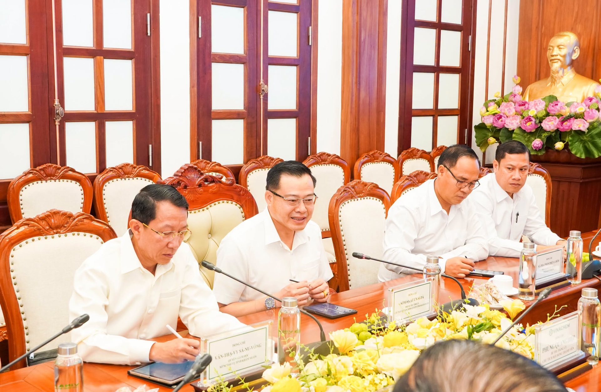 Ông Sổm-Sa-Ạt Un-Sỉ-Đà, Phó Bí thư Tỉnh ủy, Chủ tịch Ủy ban Chính quyền tỉnh Khăm Muồn (Lào) khẳng định địa phương luôn tạo điều kiện thuận lợi cho các doanh nghiệp Việt Nam, trong đó có Vinachem đầu tư và phát triển tại tỉnh. Ảnh: Vinachem.