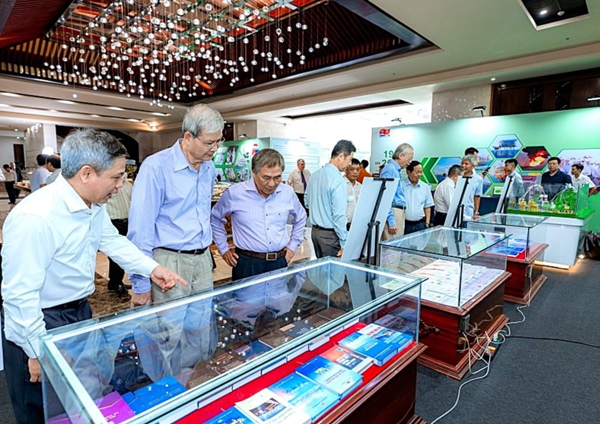 Lãnh đạo Vietsovpetro và nguyên lãnh đạo Vietsovpetro cùng các đại biểu tham quan triển lãm thành tựu khoa học của Vietsovpetro trong 45 năm hình thành và phát triển. Ảnh: Vietsovpetro.