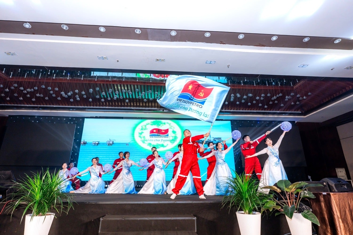 Văn nghệ thể hiện hành trình phát triển của Vietsovpetro gắn liền với sự phát triển của đất nước. Ảnh: Vietsovpetro.
