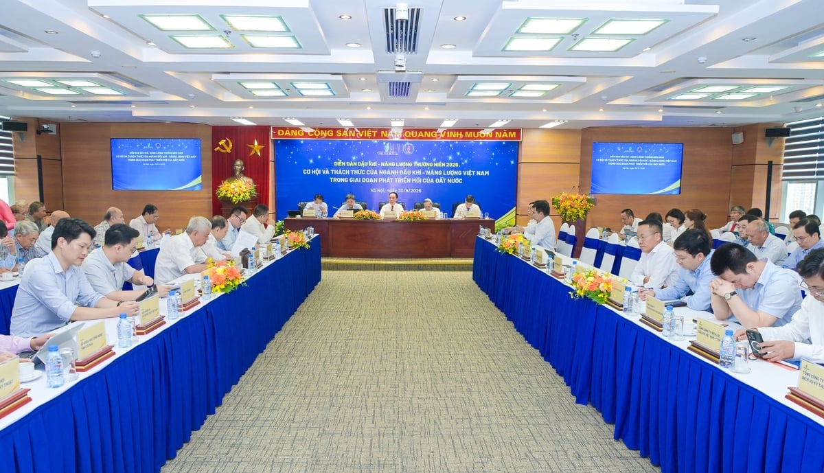 Toàn cảnh Diễn đàn Dầu khí - Năng lượng thường niên năm 2026 diễn ra chiều 30/6, tại Hà Nội do Hội Dầu khí Việt Nam và Petrovietnam tổ chức. Ảnh: Hồng Thắm.