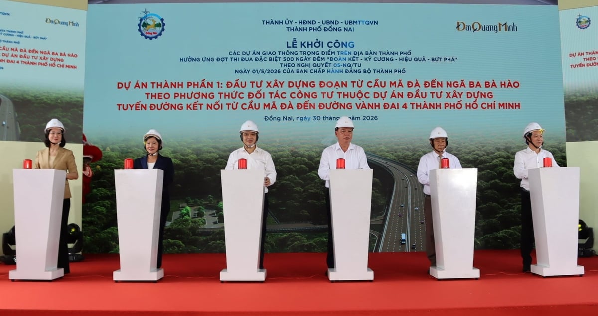 Đại diện lãnh đạo Thành phố Đồng Nai cùng nhà đầu tư và các đại biểu thực hiện nghi thức khởi công dự án. Ảnh: Tường Tú.