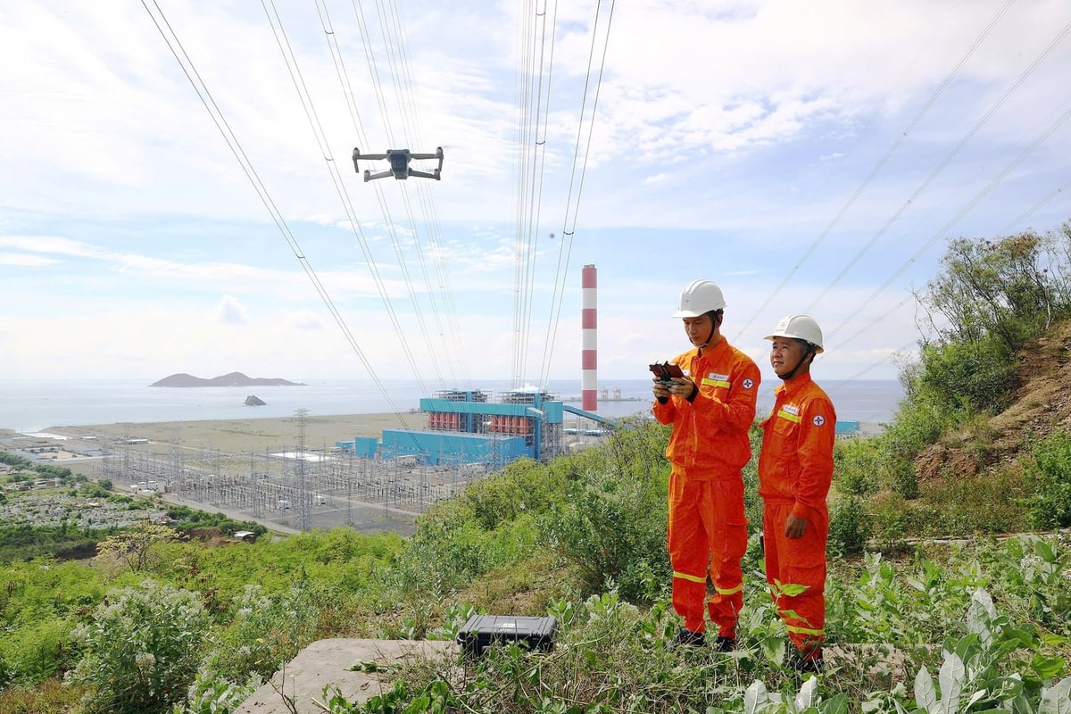 Lực lượng vận hành ứng dụng Flycam kiểm tra đường dây, nâng cao hiệu quả giám sát, phát hiện sớm bất thường, bảo đảm an toàn lưới điện truyền tải. Ảnh: PTC3.
