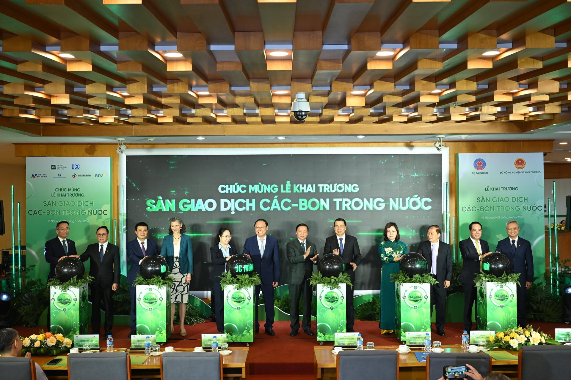 Ông Phạm Quang Tùng, Ủy viên HĐQT đại diện BIDV cùng Lãnh đạo các Cơ quan quản lý thực hiện nghi thức khai trương phiên giao dịch đầu tiên của Sàn giao dịch carbon trong nước. Ảnh: BIDV.