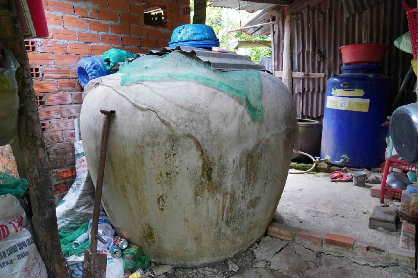 Đối với nhiều hộ nghèo ở cù lao Quới Thiện, chiếc lu là vật dụng chính để tích trữ nước sinh hoạt. Ảnh: Hồ Thảo.