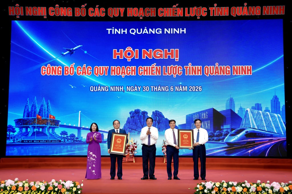 Ông Trần Hồng Minh, Bộ trưởng Bộ Xây dựng, trao Quyết định Quy hoạch chung đô thị Quảng Ninh đến năm 2050, tầm nhìn đến năm 2075; Quyết định công nhận tỉnh Quảng Ninh đạt tiêu chí đô thị loại I cho lãnh đạo tỉnh Quảng Ninh. Ảnh: Đỗ Phương.