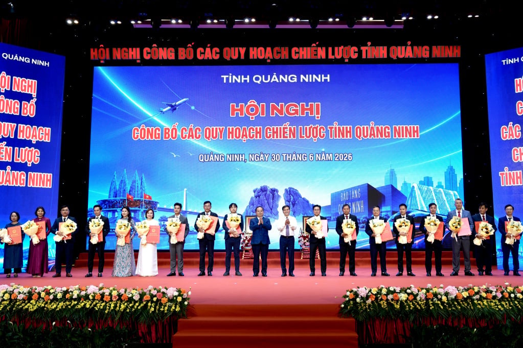 Ông Quản Minh Cường, Bí thư Tỉnh ủy và ông Bùi Văn Khắng, Chủ tịch UBND tỉnh, trao Quyết định chấp thuận chủ trương đầu tư, Giấy chứng nhận đăng ký đầu tư cho đại diện các dự án. Ảnh: Đỗ Phương. 
