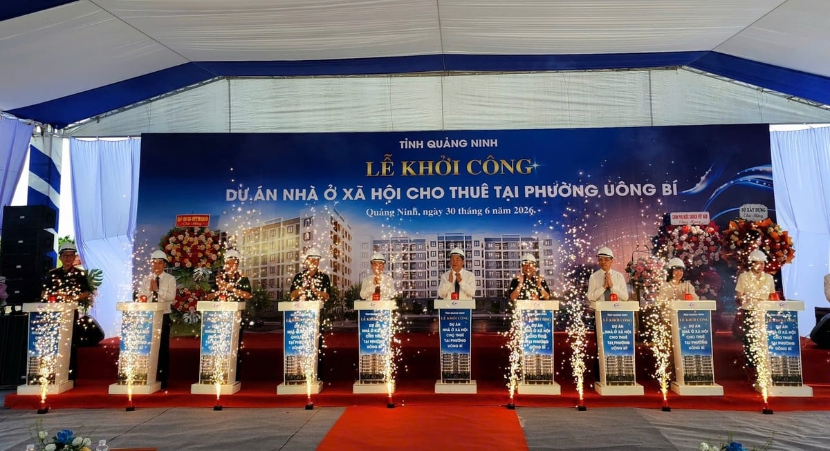 Đại biểu ấn nút khởi công dự án nhà ở xã hội cho thuê tại phường Uông Bí. Ảnh: Cường Vũ. 