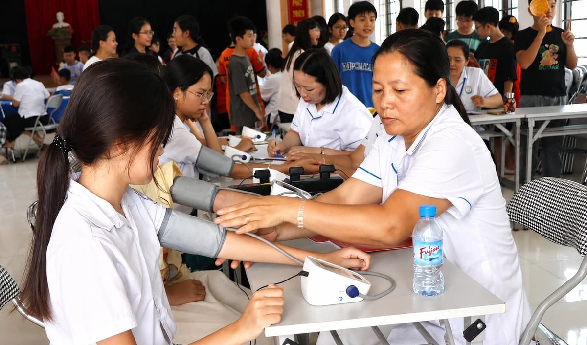Hoạt động khám sàng lọc sức khỏe cho học sinh tại phường Bắc Kạn, tỉnh Thái Nguyên. Ảnh: CTV.