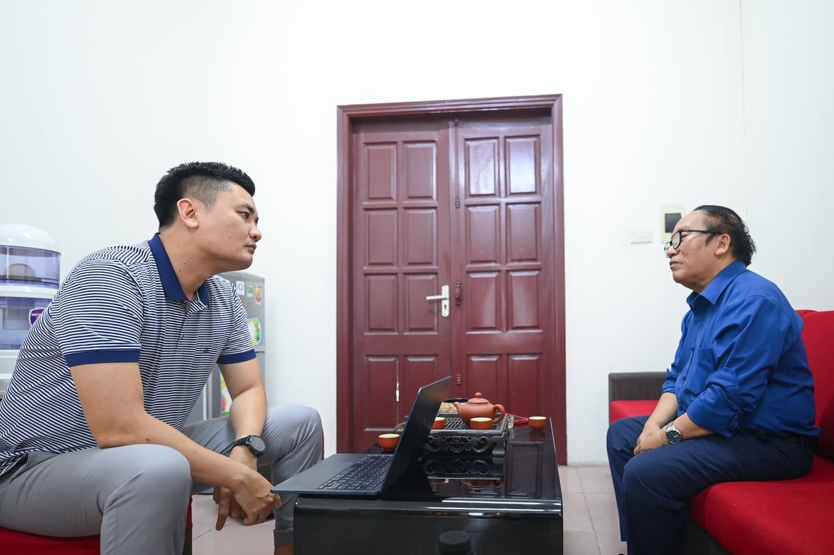 Nhà thơ Trần Đăng Khoa trò chuyện với Báo Nông nghiệp và Môi trường. Ảnh: Tùng Đinh.