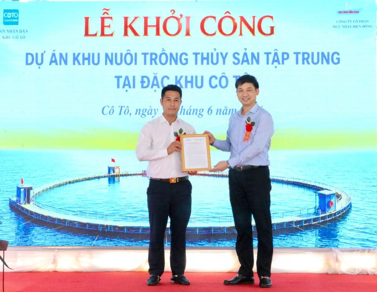 Phó Chủ tịch UBND tỉnh Quảng Ninh Nguyễn Văn Công (bên phải) trao Quyết định giao khu vực biển cho Công ty Mực nhảy Biển Đông. Ảnh: Nguyễn Thành. Phó Chủ tịch UBND tỉnh Quảng Ninh Nguyễn Văn Công (bên phải) trao Quyết định giao khu vực biển cho Công ty Mực nhảy Biển Đông. Ảnh: Nguyễn Thành.