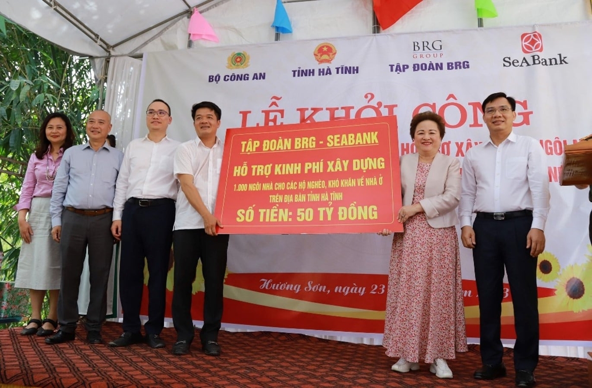 Madame Nguyễn Thị Nga - Chủ tịch Tập đoàn BRG trao tặng 50 tỷ đồng hỗ trợ xây dựng 1.000 căn nhà tại tỉnh Hà Tĩnh. Ảnh: BRG.