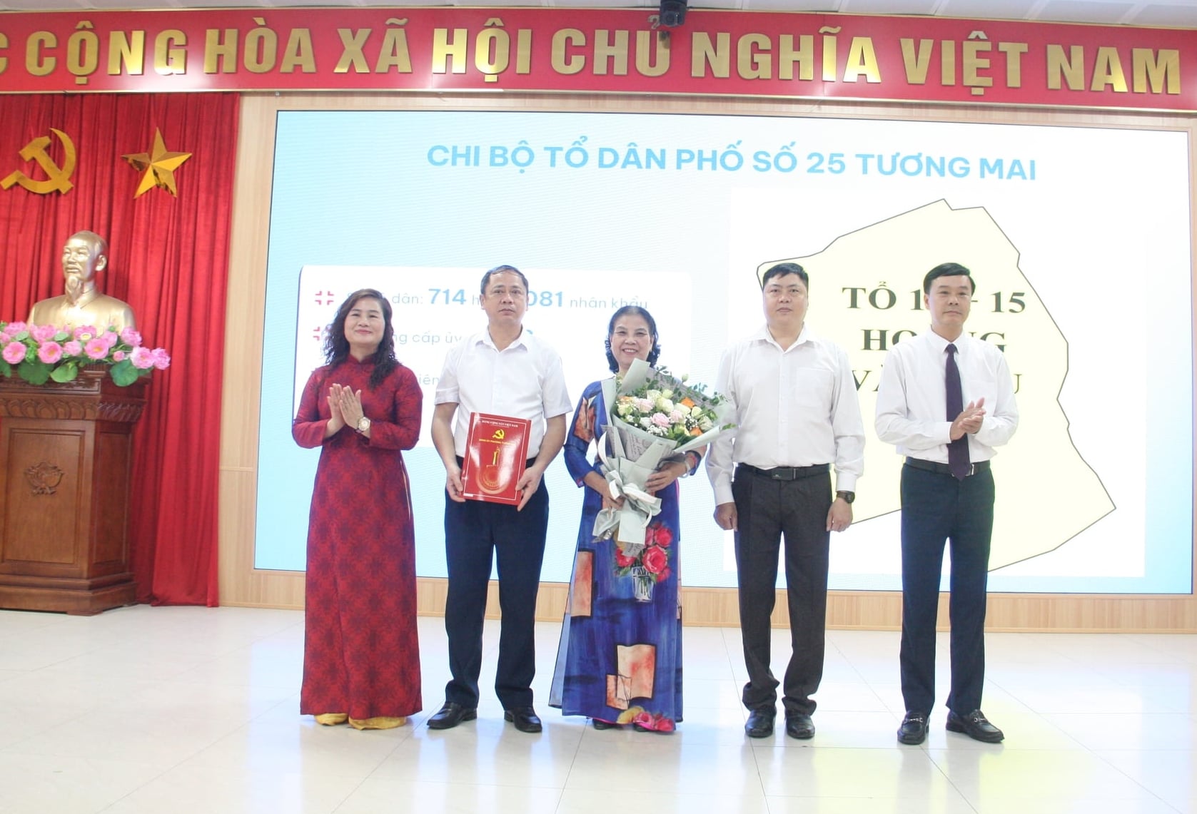 Phó Bí thư Thường trực Đảng ủy phường Tương Mai Nguyễn Tri Phương và Chủ tịch UBND phường Tương Mai Đào Thị Thu Hằng trao Quyết định chỉ định Bí thư, Phó Bí thư chi bộ, Tổ trưởng tổ dân phố mới. Ảnh: Mai Đan.