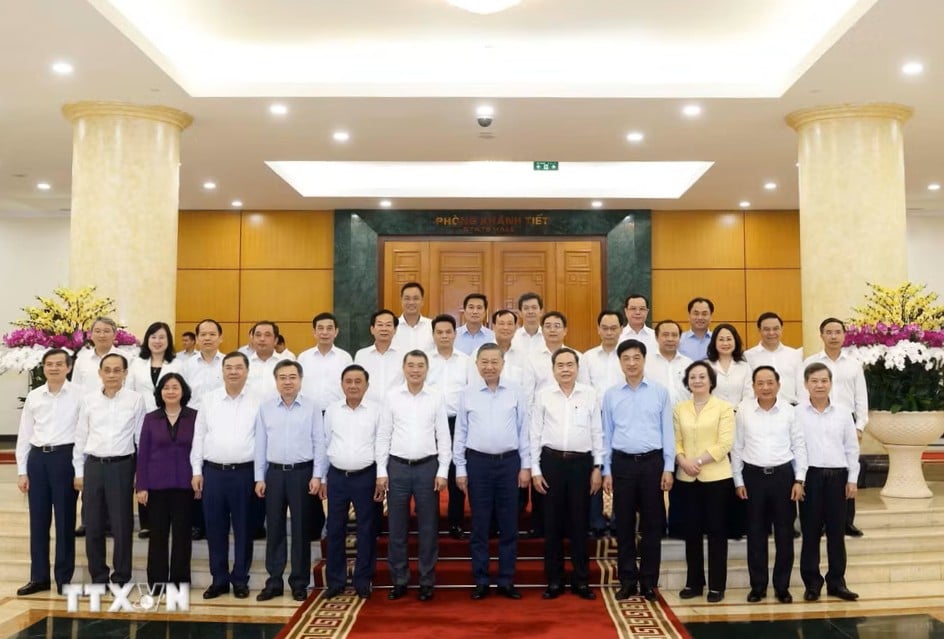 Tổng Bí thư, Chủ tịch nước Tô Lâm, Trưởng Ban Chỉ đạo Trung ương về đối ngoại và hội nhập quốc tế, và các thành viên. Ảnh: TTXVN.