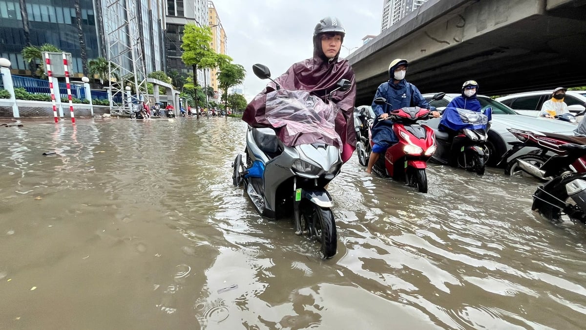 Hà Nội xây dựng phương án phân luồng giao thông theo 3 kịch bản mưa. Ảnh: NNMT.