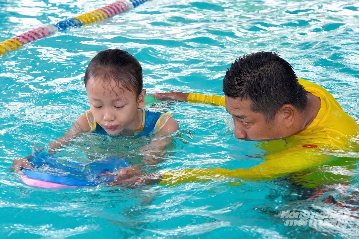 Việc dạy bơi cho trẻ em cần sự quan tâm và phối hợp chặt chẽ giữa địa phương - nhà trường và phụ huynh. Ảnh: Võ Dũng.
