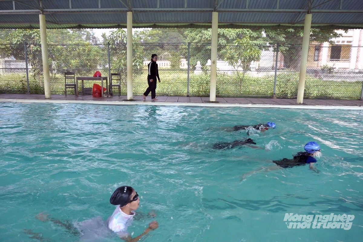 Tại xã Trường Phú, học sinh bậc tiểu học được phổ cập bơi, học sinh lớp 5 phải bơi được tối thiểu 25 m. Ảnh: Võ Dũng.