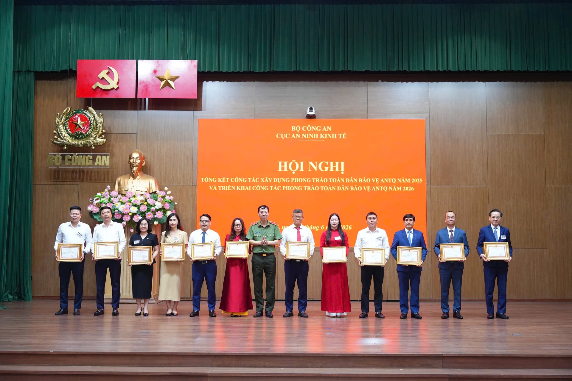 Cục An ninh kinh tế (Bộ Công an) khen thưởng là sự ghi nhận những đóng góp thiết thực của Tập đoàn Hoá chất Việt Nam trong việc xây dựng thế trận an ninh nhân dân gắn với nhiệm vụ phát triển sản xuất, kinh doanh và bảo đảm an ninh kinh tế. Ảnh: Vinachem. 