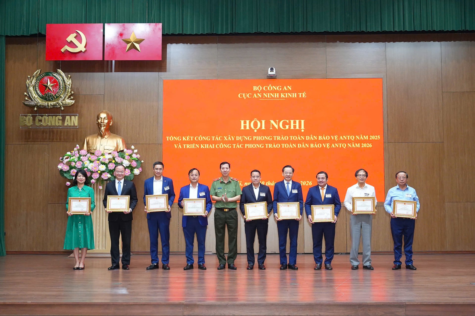 Lãnh đạo Cục An ninh kinh tế (Bộ Công an) khen thưởng các cá nhân Tập đoàn Hoá chất Việt Nam cùng các đơn vị có thành tích xuất sắc trong công tác xây dựng phong trào toàn dân bảo vệ an ninh Tổ quốc và đảm bảo an ninh kinh tế. Ảnh: Vinachem. 
