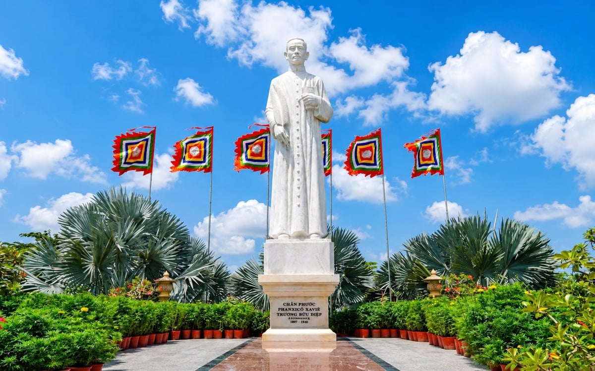 Tượng Chân phước Phanxicô Xaviê Trương Bửu Diệp trước ngày đại lễ. Ảnh: BTC.