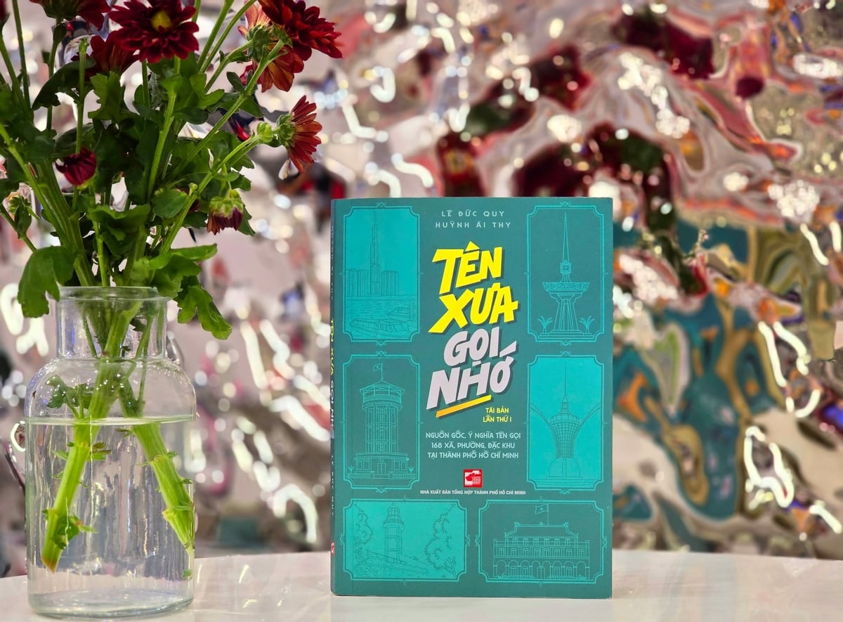 Cuốn sách 'Tên xưa gọi nhớ' giúp độc giả hiểu rõ hơn nguồn gốc của tên gọi 168 xã, phường, đặc khu của TP.HCM hôm nay. Ảnh: Mỹ Quỳnh.