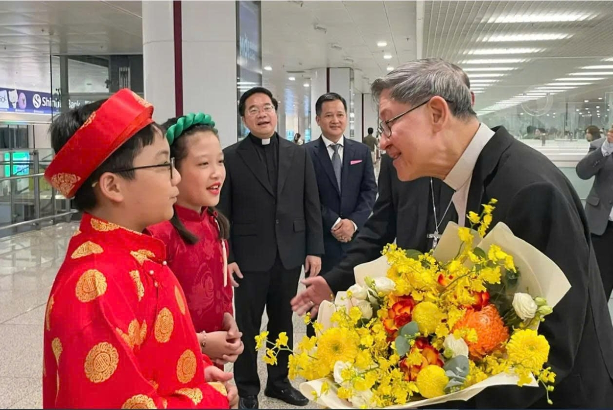 Đức Hồng y Tagle tươi cười đón nhận bó hoa chào mừng từ các em thiếu nhi trong trang phục truyền thống Việt Nam khi đến Việt Nam chủ sự Thánh lễ  Tuyên phong Chân phước Cha Phanxicô Xaviê Trương Bửu Diệp tại Tắc Sậy, tỉnh Cà Mau. Ảnh: Tổng Giáo phận Hà Nội.