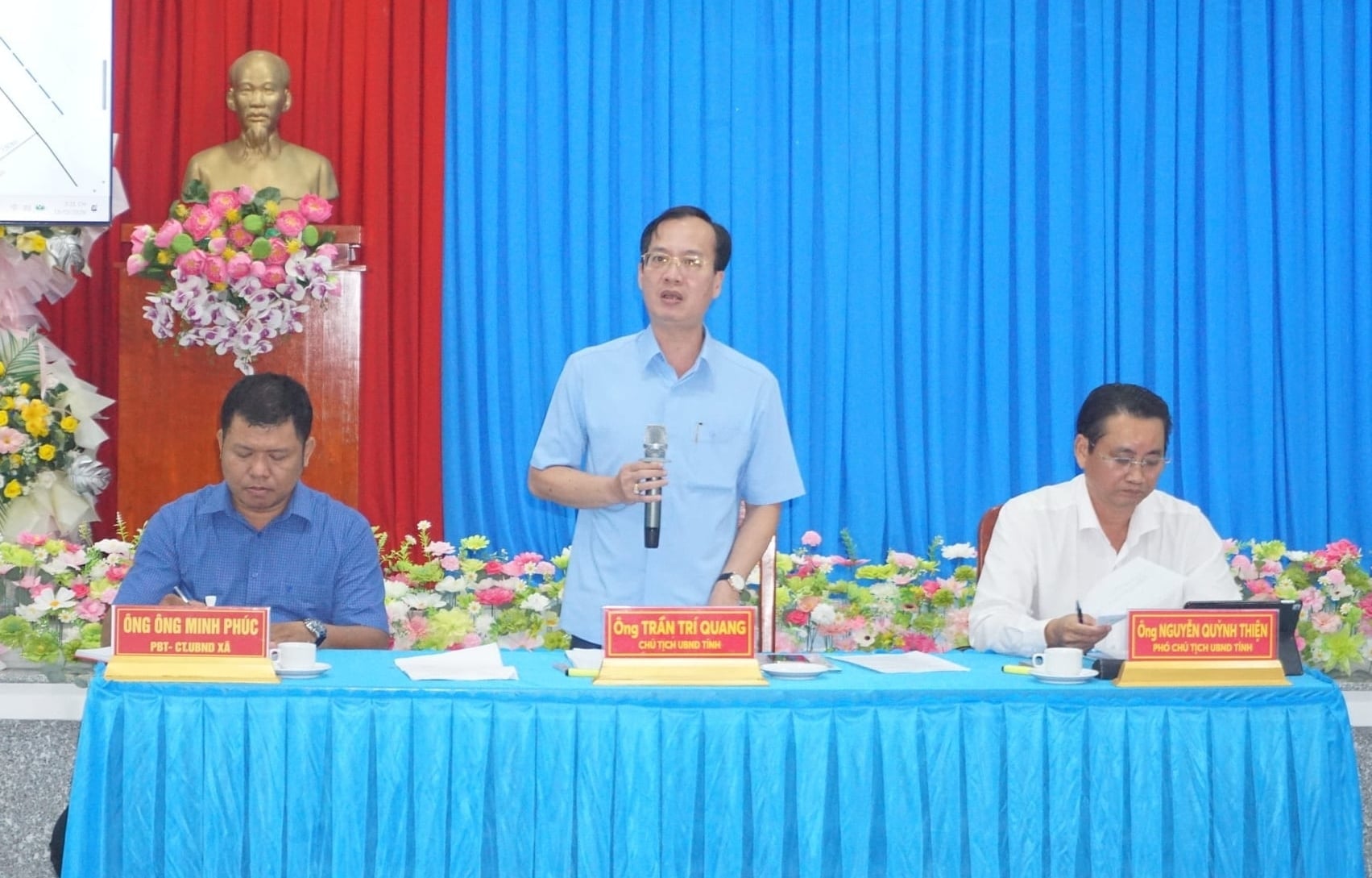 Ông Trần Trí Quang, Chủ tịch UBND tỉnh Vĩnh Long (giữa), tại buổi đối thoại với người dân sống gần hai mỏ cát để lắng nghe và giải đáp những lo ngại về nguy cơ sạt lở. Ảnh: Hồ Thảo.