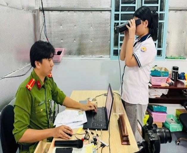 Công tác thu thập dữ liệu sinh trắc học được thực hiện khẩn trương tại trụ sở, đảm bảo tính chính xác và bảo mật cho tài khoản định danh điện tử mức độ 2 của công dân. Ảnh: Văn Vũ.
