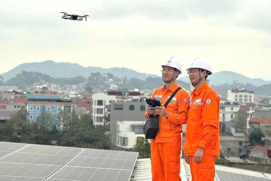 Giải pháp công nghệ hiện đại đang từng bước thay đổi phương thức quản lý vận hành, hướng tới mô hình doanh nghiệp điện lực số. Ảnh: EVNNPC.
