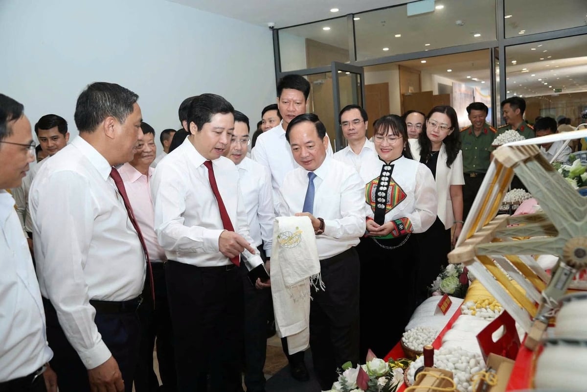 Lãnh đạo Ban Tuyên giáo và Dân vận Trung ương, Lãnh đạo các cơ quan Trung ương và Lãnh đạo tỉnh Lào Cai cùng đoàn công tác thăm gian trưng bày sản phẩm từ kén tằm của xã Trấn Yên. Ảnh: Thanh Hùng.
