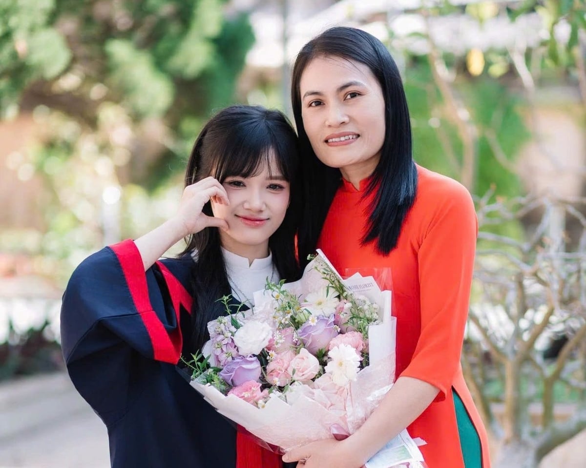 Đặng Quỳnh Trang (trái) cùng cô giáo chủ nhiệm Bùi Thị Thu Hà. Theo cô Hà, Trang là học sinh chăm chỉ, khiêm tốn và luôn giữ tinh thần cầu tiến. Ảnh: NVCC.
