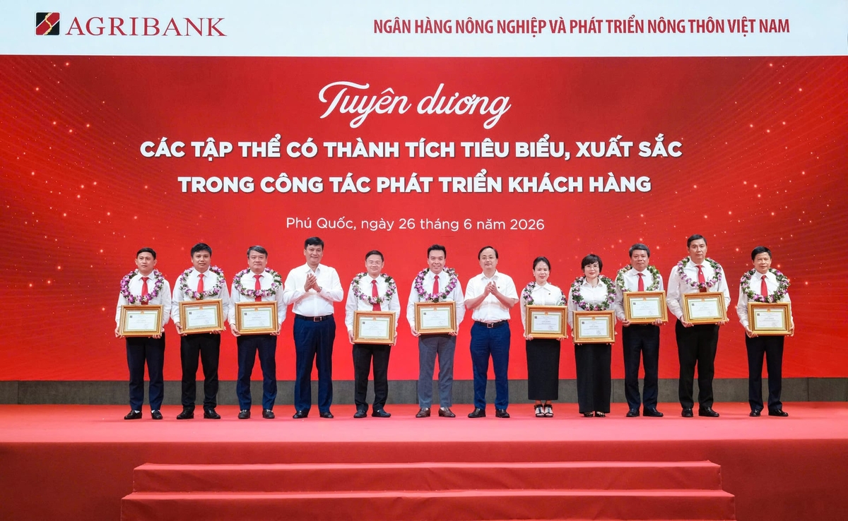 Agribank đã tổ chức tuyên dương, khen thưởng tập thể, cá nhân tiêu biểu có nhiều đóng góp trong công tác phát triển khách hàng. Ảnh: Lại Hương