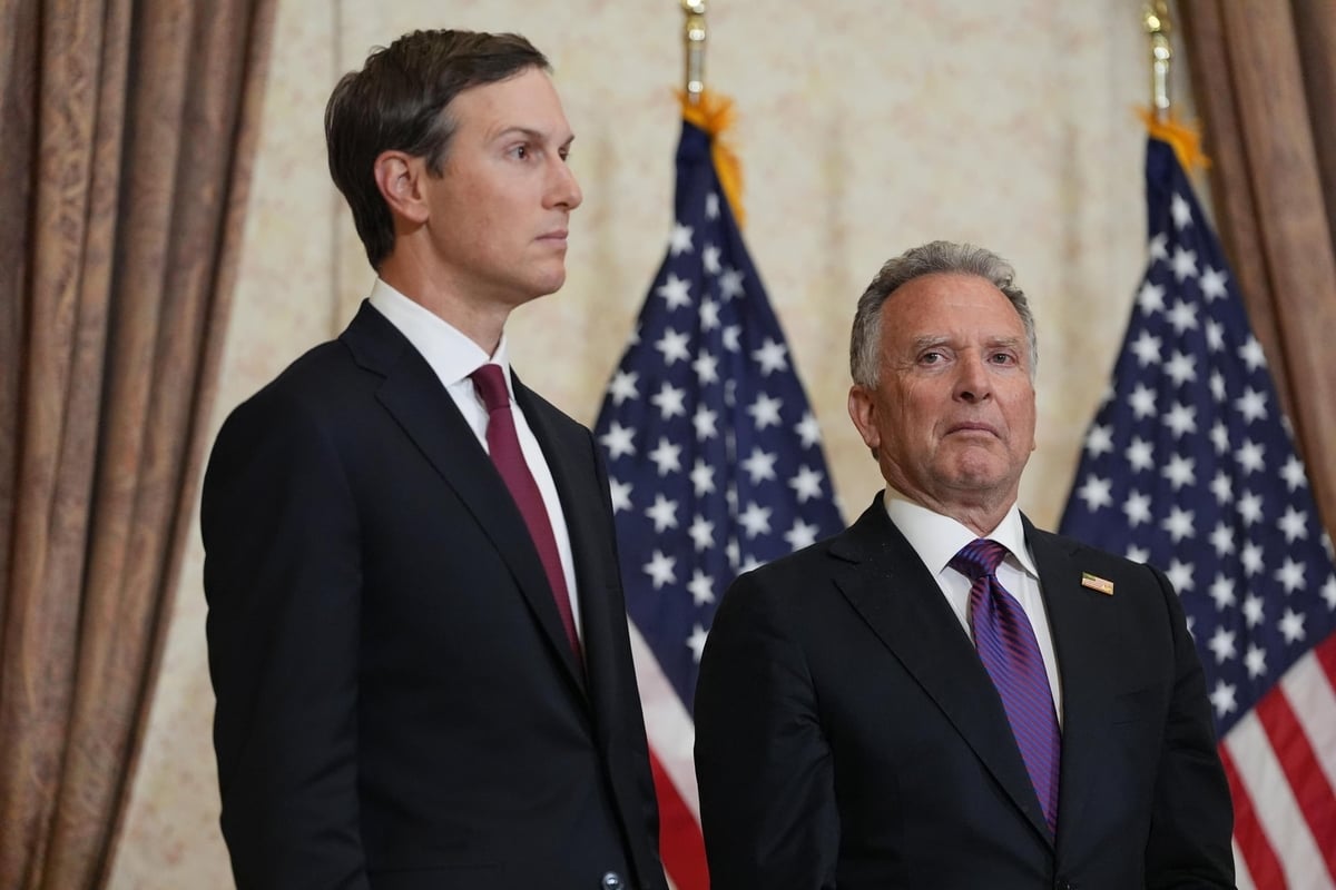 Con rể của Tổng thống Mỹ Donald Trump, Jared Kushner và đặc phái viên Steve Witkoff tham dự buổi họp báo sau cuộc họp tại Islamabad, Pakistan, hồi tháng 4/2026. Ảnh: Time.