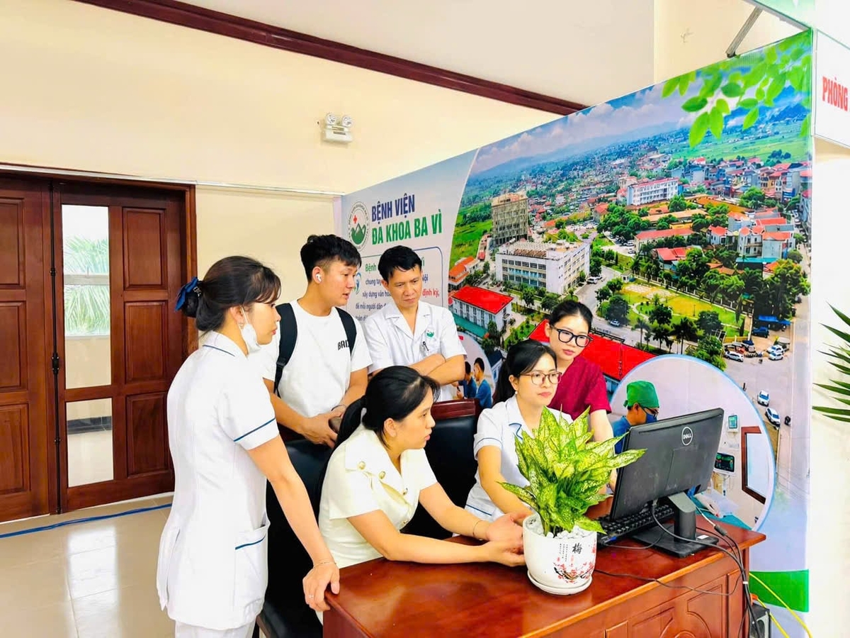 Các cán bộ y tế chuẩn bị chương trình khám sức khỏe toàn dân. Ảnh: BVĐK Ba Vì.