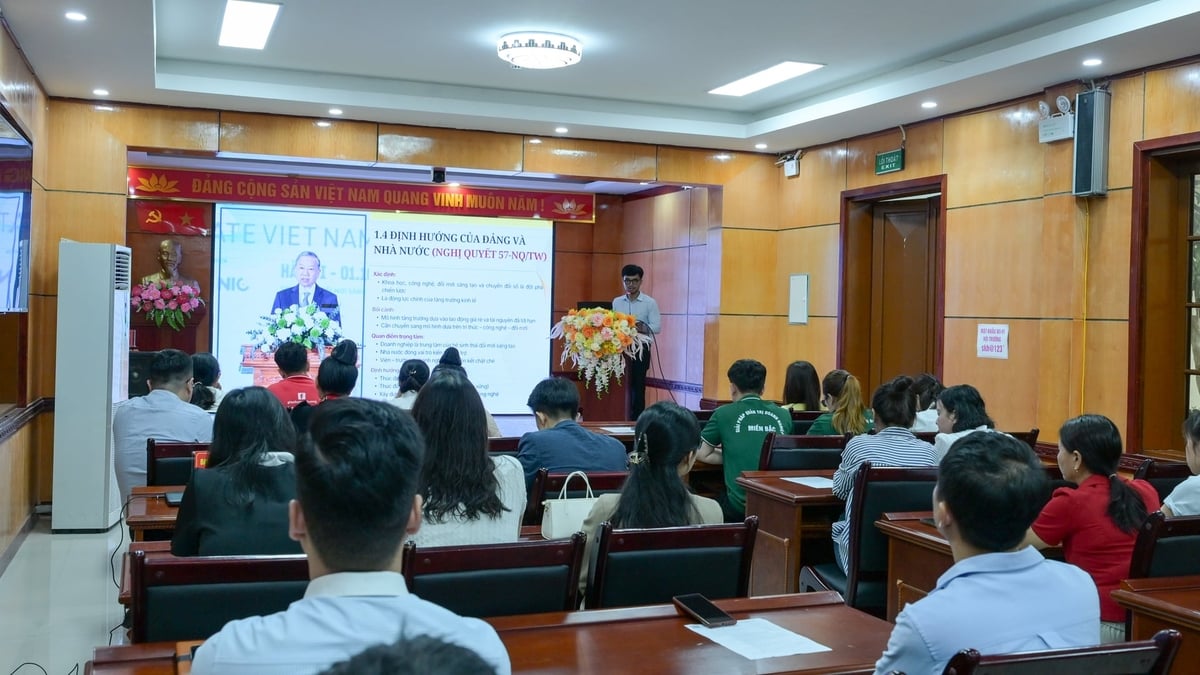 Sở Khoa học và Công nghệ tỉnh Điện Biên tổ chức tập huấn về đổi mới sáng tạo và chuyển đổi số, góp phần nâng cao năng lực cho đội ngũ cán bộ, doanh nghiệp. Ảnh: Mai Dũng.
